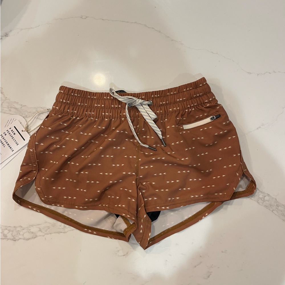 NWT Vuori Clementine Short, XS, Tumeric Arrows